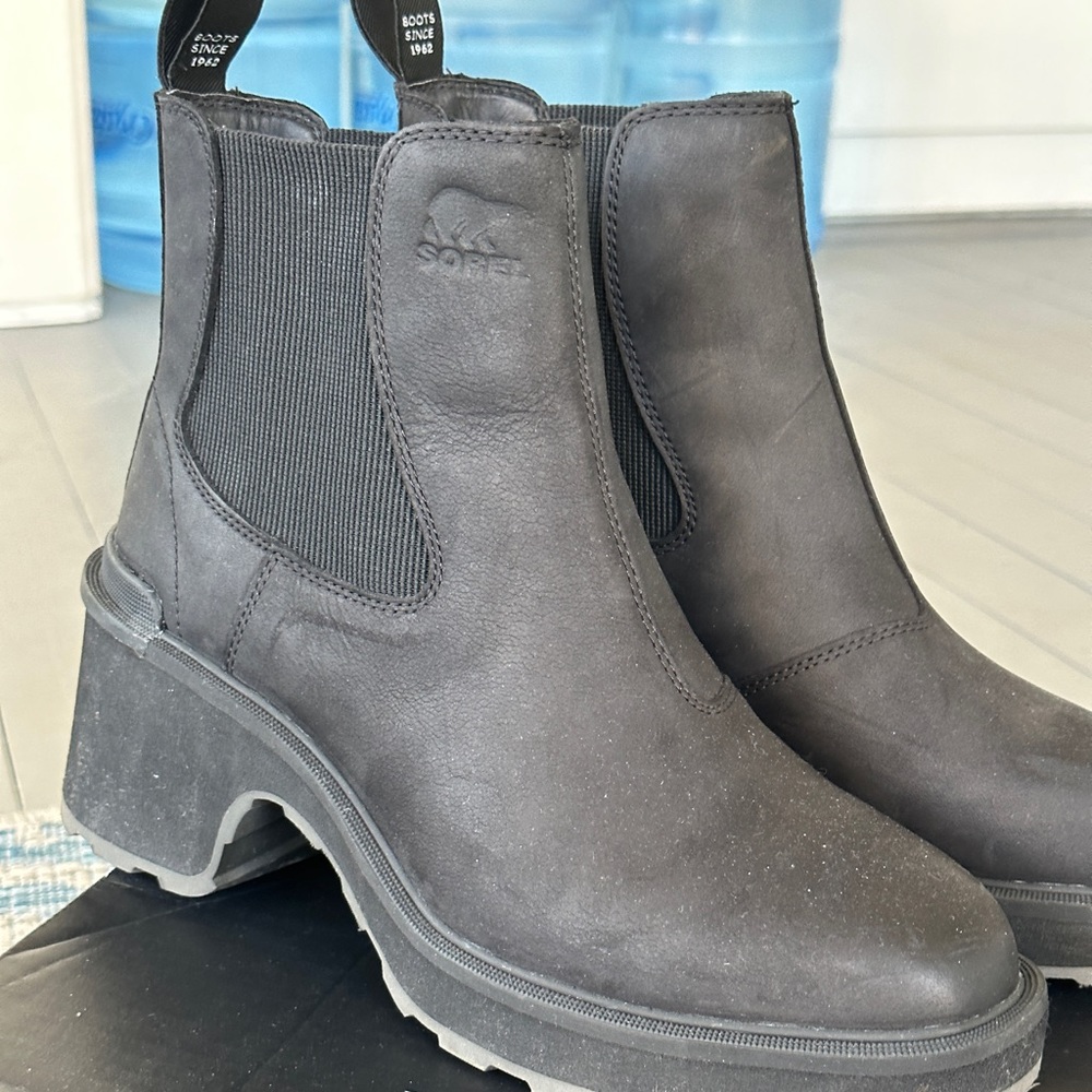 Size 9.5 sorel black hi-line heel Chelsea boot